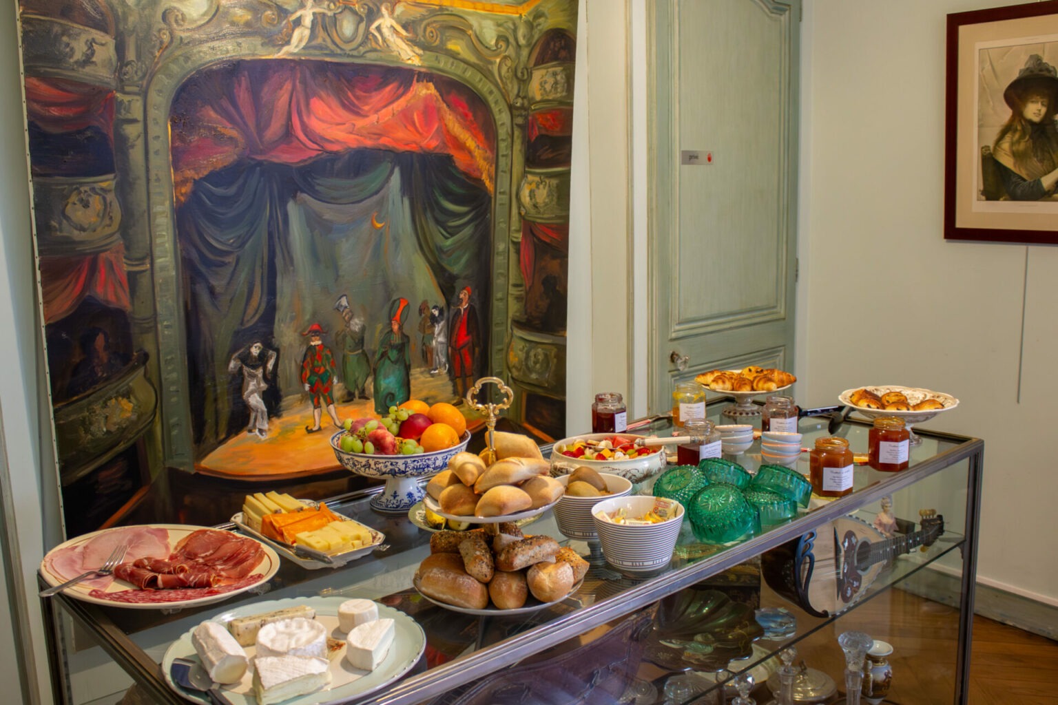 Un buffet bien garni présenté sur une large vitrine composée de diverses antiquées et objets décoratifs.