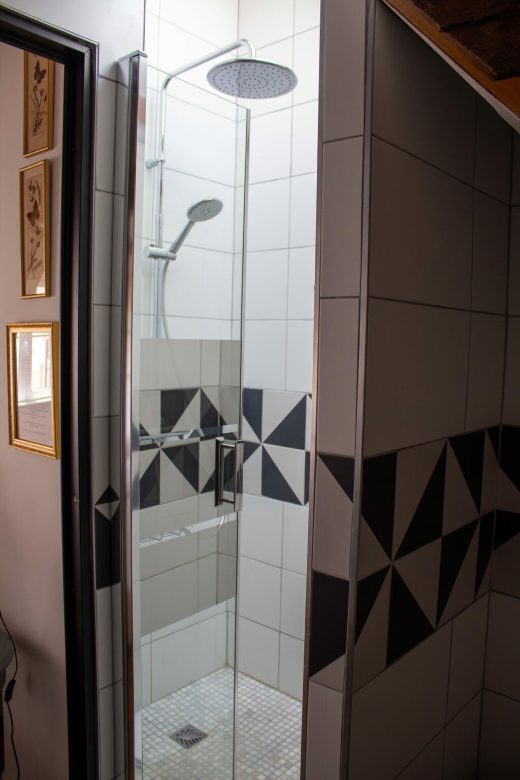 Cabine de douche en carrelage noir et blanc et fenêtre de toit